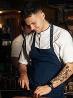 21-ročný Košičan varí v michelinských reštauráciách: Varil som pre Anne Hathaway. Platy sú nižšie, než si ľudia myslia (Rozhovor)