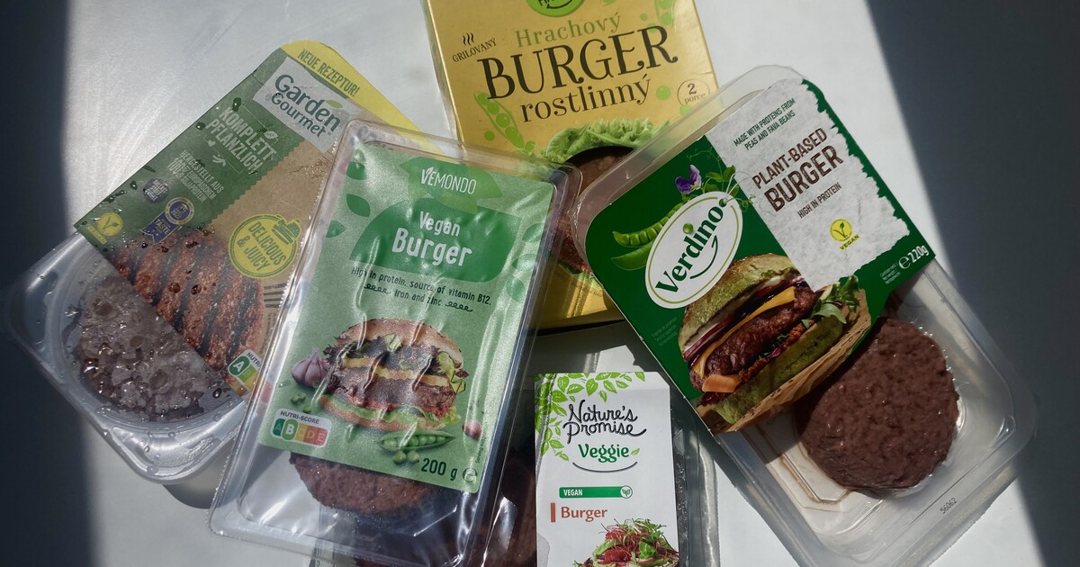 Test vegan burgerů: Vyzkoušeli jsme rostlinný výběr z českých supermarketů. Jaký je náš verdikt?