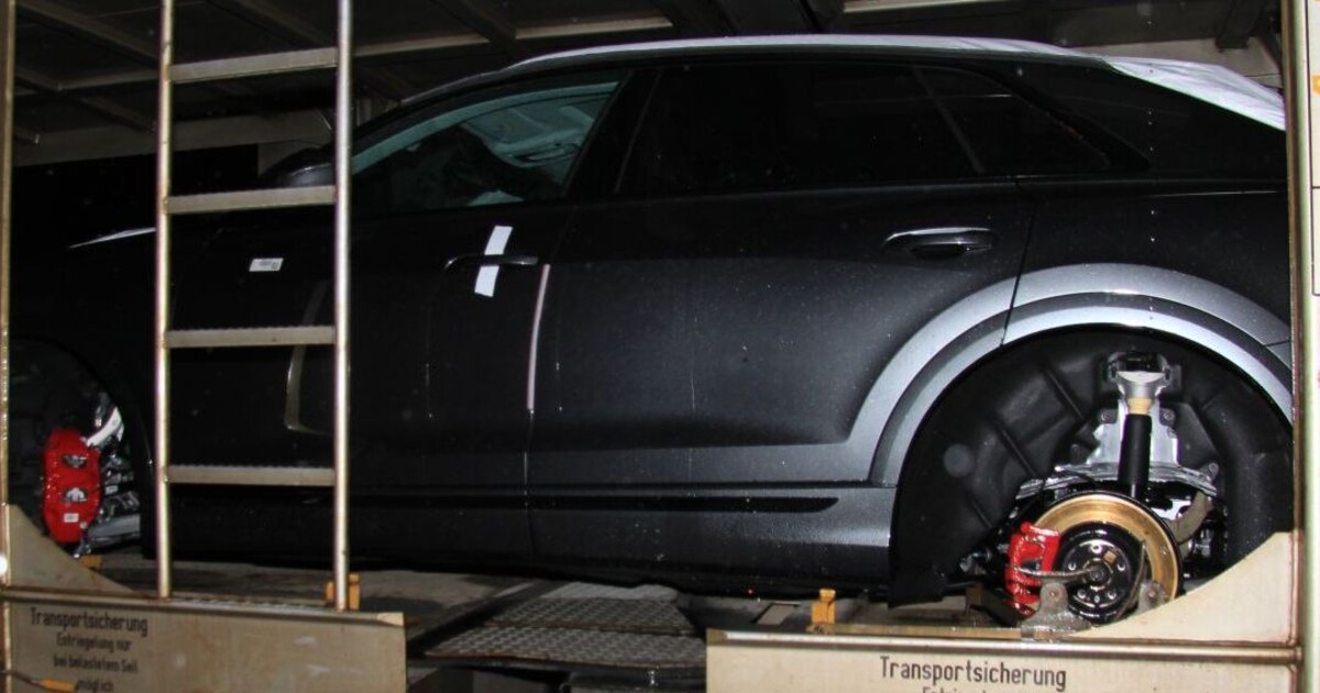 Zloděj v Brně o kolečko víc nezískal. Demontované díly nových aut si neodnesl, policistům ale utekl