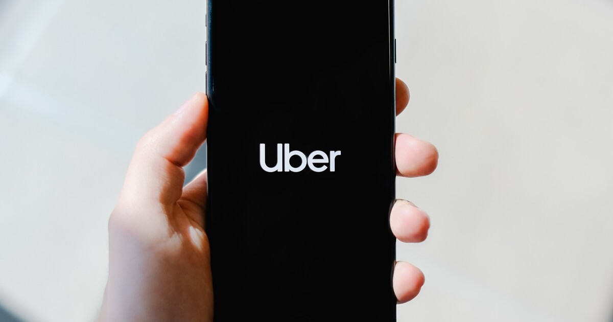 Uberem oficiálně na pražské letiště. Za jízdu na Václavák zaplatíš i přes sedm stovek, o kolik míň u kounkurence?