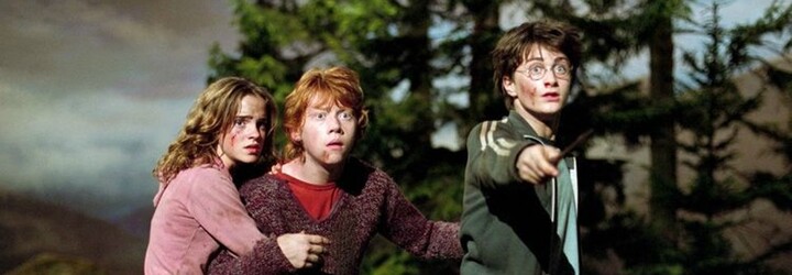 Daniel Radcliffe, Emma Watson a Rupert Grint natočia špeciál Harryho Pottera. 20. výročie oslávia v štýle stretnutia Priateľov