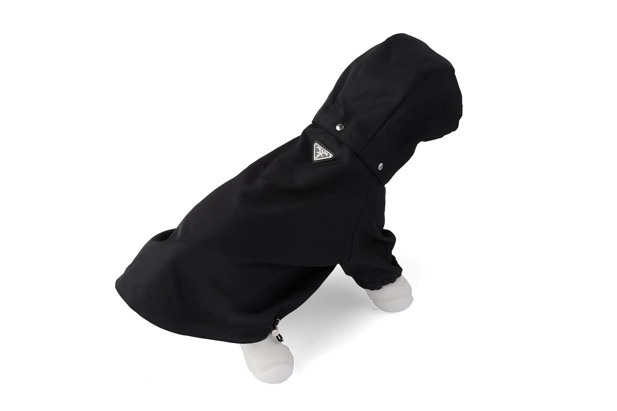 Pršiplášť pre psa značky Prada.