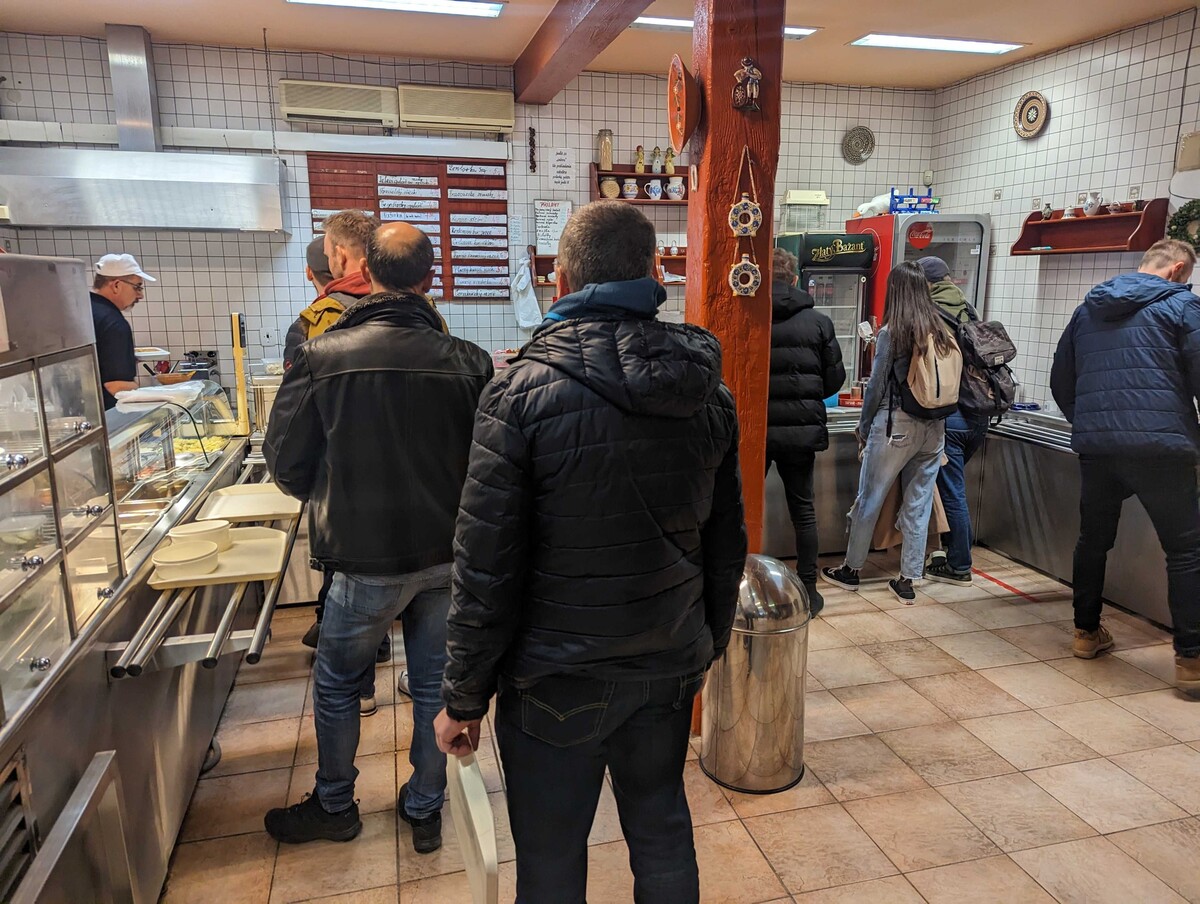 Ľudia sa tu nehrajú na nič. Väčšinu hostí tvoria muži z každej sociálnej skupiny.