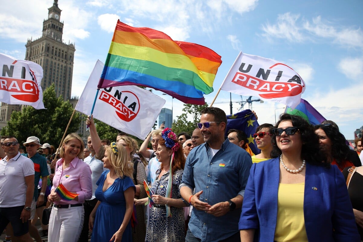 Varšavský starosta Rafal Trzaskowski (druhý vpravo) a európska komisárka pre rovnosť Hanna Dalli (vpravo) sa zúčastňujú na pride pochode.