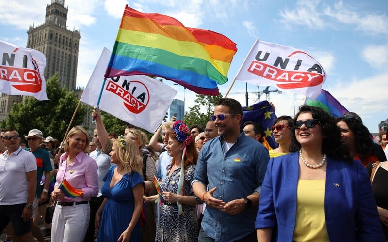 K průvodu hrdosti gay pride v Polsku se připojily i tisíce Ukrajinců. V Kyjevě se pochodovat nemůže kvůli válce.