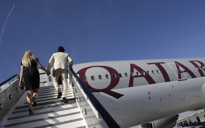 Vystúpte z lietadla a vyzlečte sa. Ženy na palube Qatar Airways zažili potupnú lekársku prehliadku.