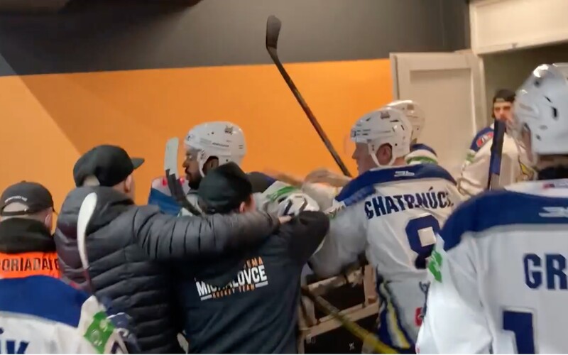 VIDEO: Po zápase hokejovej extraligy sa pobili hráči aj usporiadatelia. Zasahovať musela polícia.