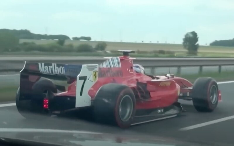 Na českej diaľnici sa opäť objavil tajomný monopost formuly vo farbách Ferrari. V minulosti po ňom pátrala polícia.