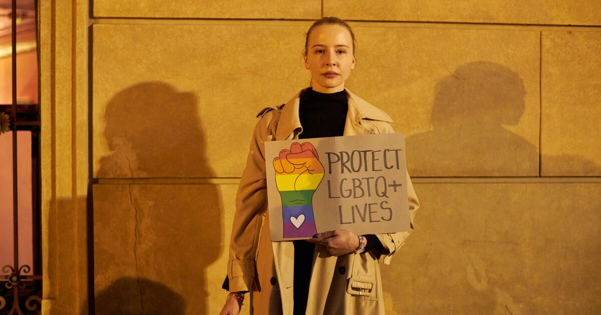 Útočníci v Českých Budějovicích zbili muže jen proto, že měl duhovou vlajku kolem krku. Skončil v nemocnici