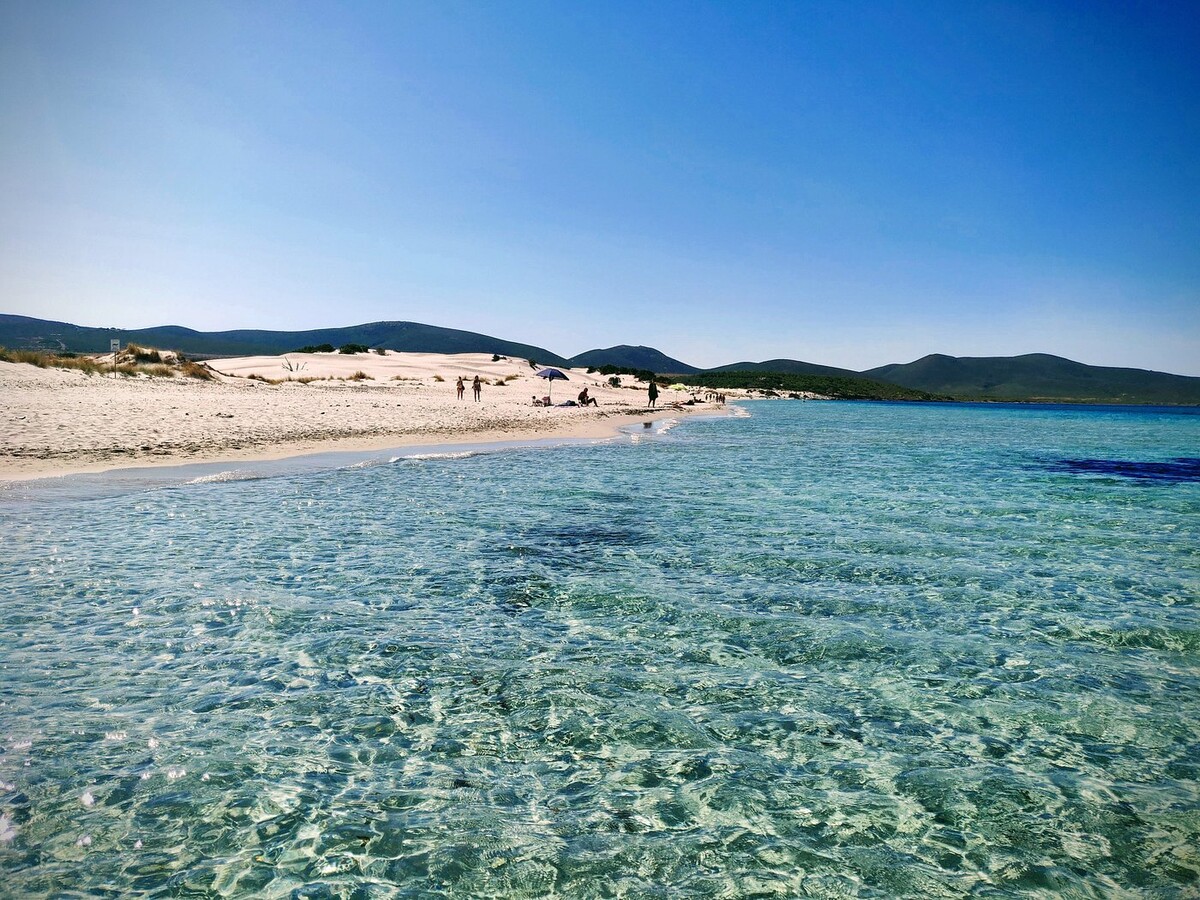 Na pláži Spiaggia Is Arenas Bianca je podľa turistov špinavý piesok a voda zvykne byť pokrytá riasami. 