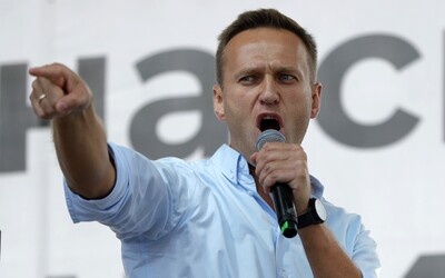 Navalného, kterého otrávili novičokem, probudili z umělého spánku. Už reaguje na slovní podněty lékařů.