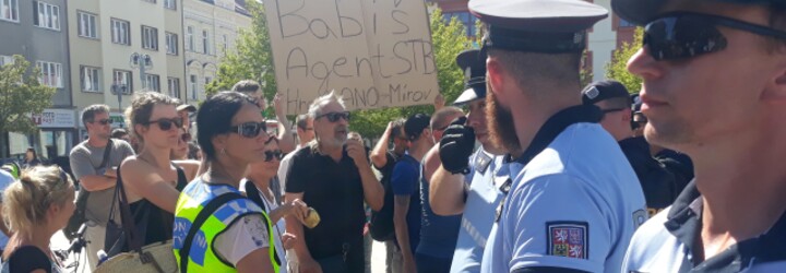 Politici se vyjadřují k zakleknutí školáka na volebním mítinku. Reagoval i Andrej Babiš