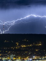 22-tisíc bleskov za noc. Na Slovensko sa blížia ďalšie silné búrky s krúpami, tieto oblasti si majú dávať pozor