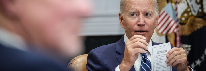 Teď si sednete, pak poděkujete. Bidenovi radil tahák, jak se má chovat na schůzi