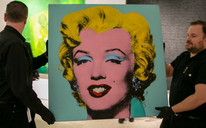 Warholovu svetoznámu maľbu modrej Marilyn Monroe vydražili za 195 miliónov dolárov. Je najdrahším umeleckým dielom 20. storočia.