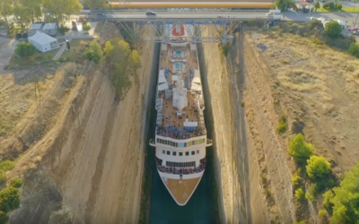 22,5 metru široká loď natěsno proplula Korintským průplavem. Rozdíl na šířku tvořilo jen 2,5 metru