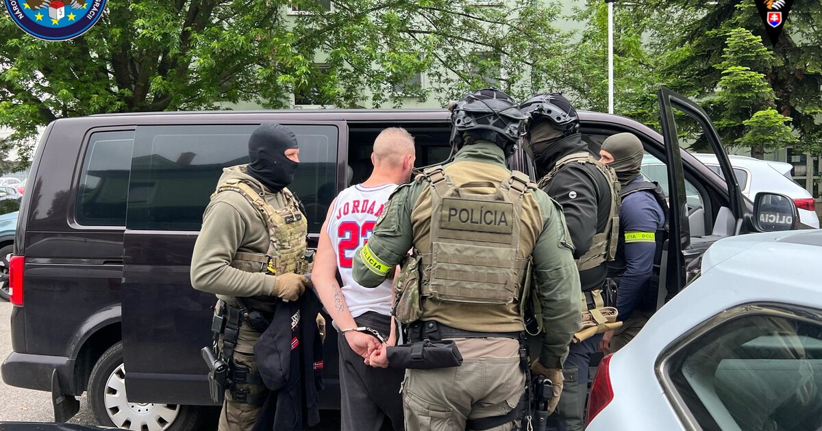 Policie v Bratislavě zatkla 20 údajných neonacistů. Někteří byli vyvedeni přímo ze školy