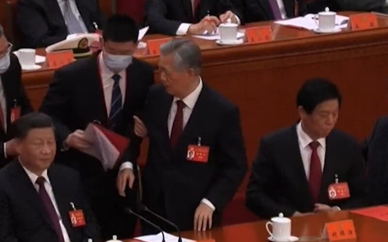 VIDEO: Čínskeho exprezidenta náhle odviedli zo zjazdu komunistov. Cenzúra zasiahla proti príspevkom na sociálnych sieťach.