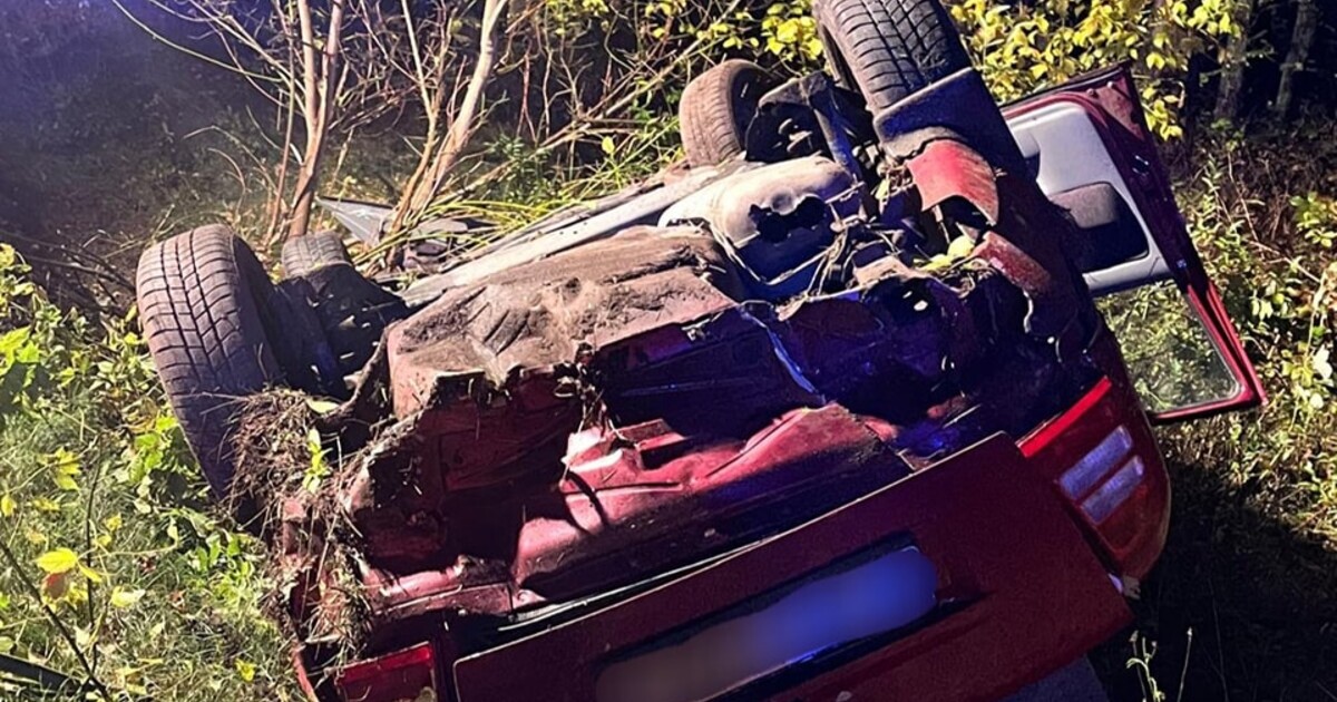 Policejní honička jako z filmu: celostátně hledaný muž se převrátil auto na střechu a začal hořet