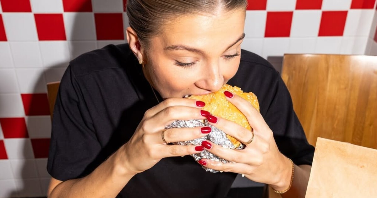 Na Five Guys v Praze si ještě počkáš. Otevření legendárního fast foodu se znovu odkládá