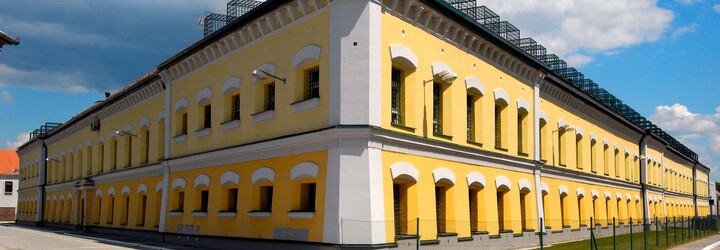 Väzni z Leopoldova mali mačety a sekery. Pri zásahu vyzliekli trestancov donaha