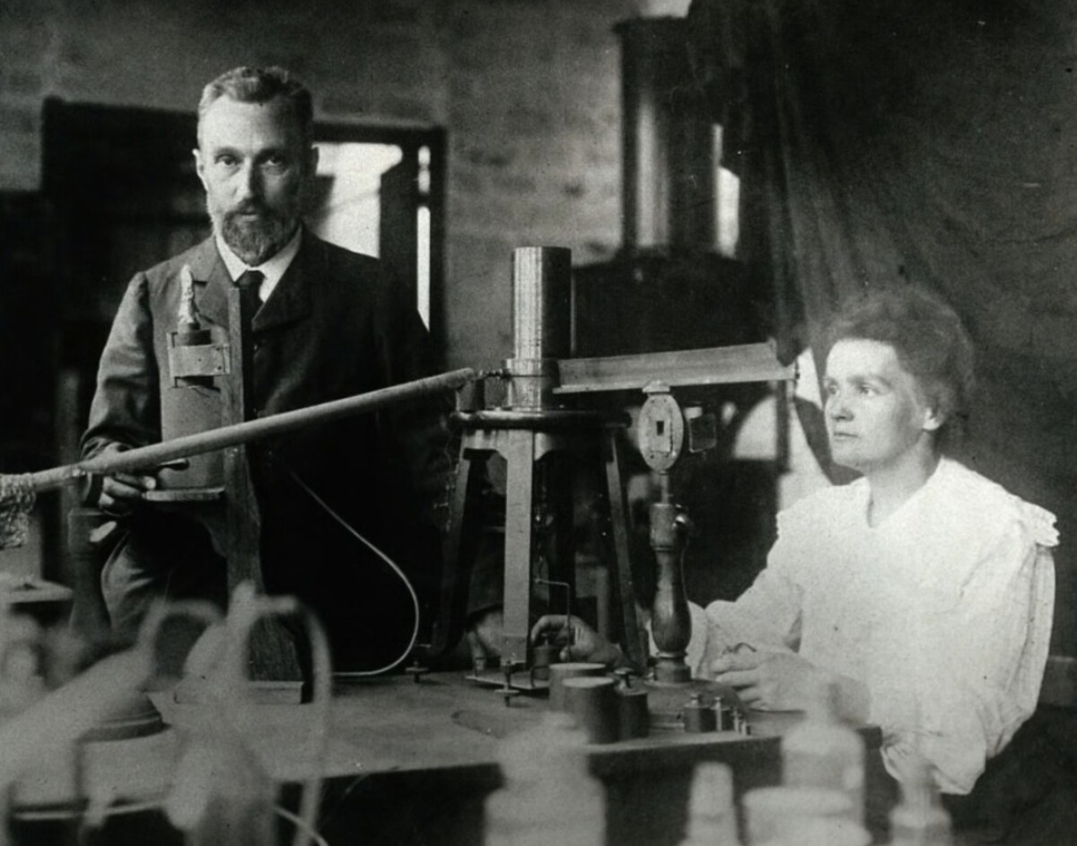 Maria Curie Sklodowska a jej manžel Pierre, ktorým sa pripisuje objavenie rádia..