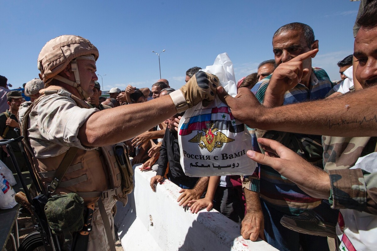 Ruskí vojaci rozdávajú potraviny a ďalšie zásobovanie obyvateľom sýrskeho mesta Khan Sheikhoun 25. septembra 2019. Ilustračná fotografia.