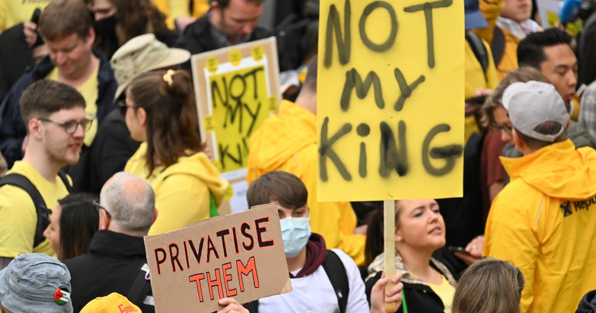 Policie zatkla demonstranty na korunovaci Karla III. Neuvěřitelně znepokojivé, reaguje lidskoprávní organizace