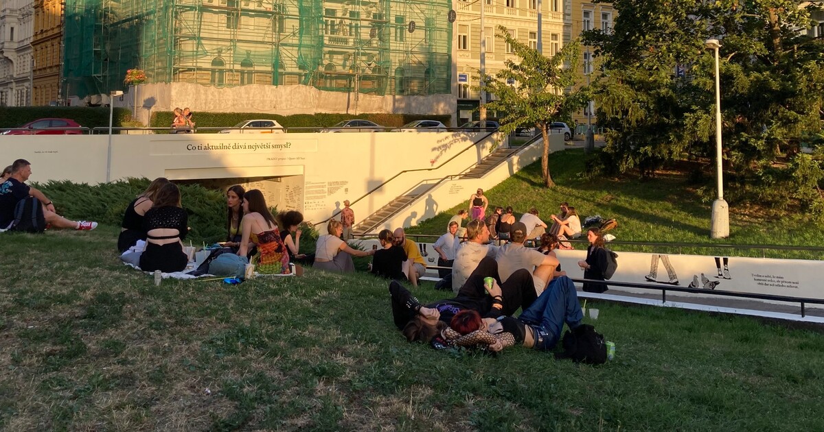 Jak se v Praze žije queer lidem? Napoví nová umělecká realizace na Fügnerově náměstí