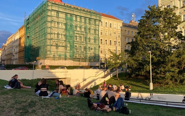 Jak se v Praze žije queer lidem? Napoví nová umělecká realizace na Fügnerově náměstí