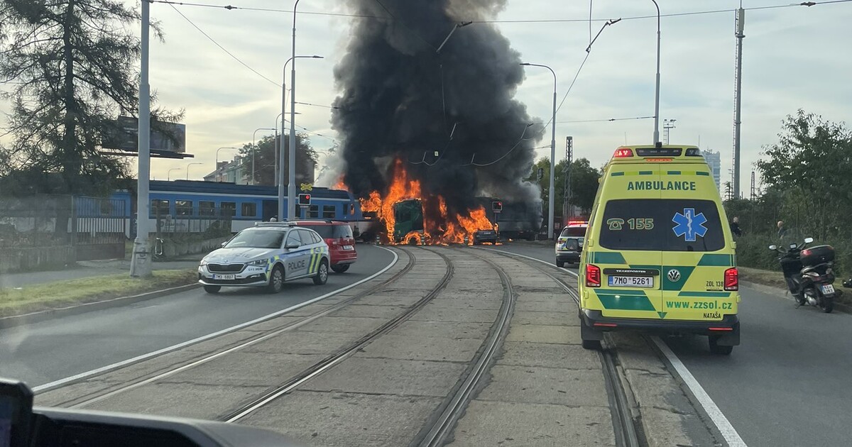 Tragická nehoda na přejezdu u Olomouce. Srážka vlaku, kamionu a auta skončila požárem