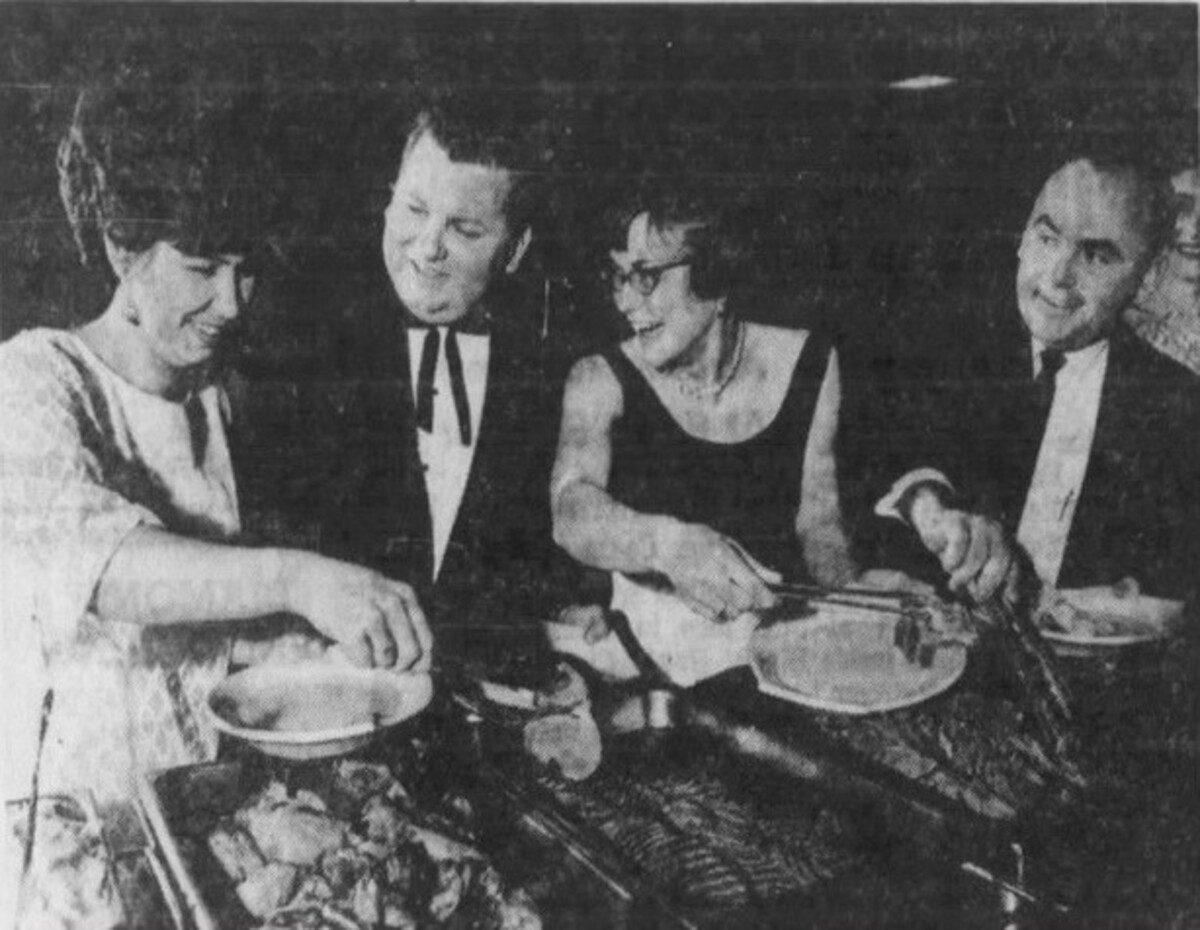 Gacy so svojou prvou manželkou Marlynn (žena vľavo).
