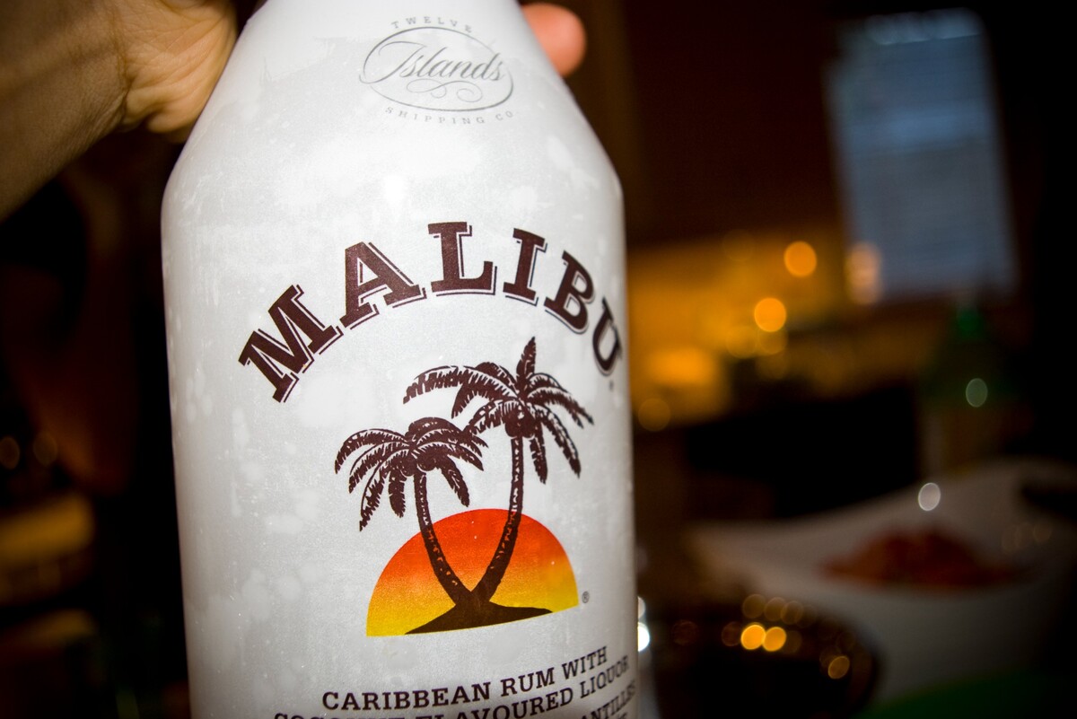 4. místo: Kokosový rum (Barbados) – Kokosový rum je poněkud zavádějící termín, který většinou označuje likéry s kokosovou příchutí, jejichž základem je obvykle rum. Tyto likéry mohou mít přírodní nebo umělé kokosové příchutě a aroma, základem je obvykle bílý nebo zlatý rum. Většinou nemají vysoký obsah alkoholu. Rumy s kokosovou příchutí se vyrábějí na celém světě, ale jejich duchovním domovem zůstávají karibské ostrovy. Jejich lehký a aromatický charakter nejlépe vynikne v tropických koktejlech.