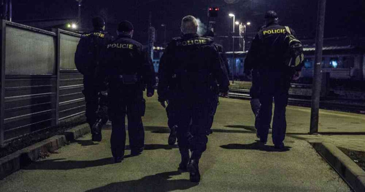 Brutální napadení v pražské MHD se vyšetřuje jako pokus o vraždu. Zadrženému hrozí výjimečný trest