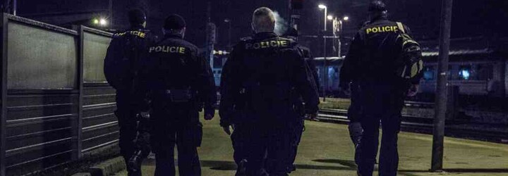 Policie v otevřeném baru v Českých Budějovicích našla 30 hostů. Vzduchem létaly židle i nadávky
