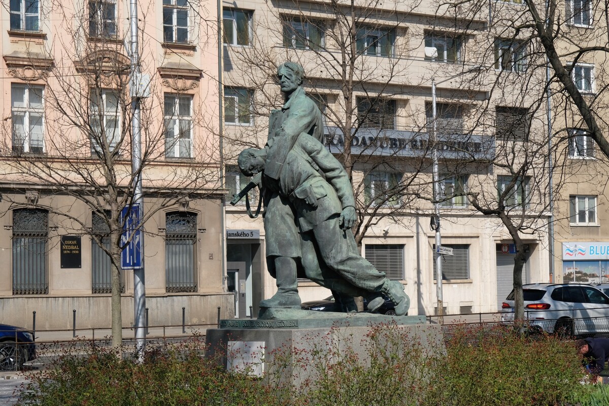 Monument padlým bulharským vojakom na Vajanského nábreží.