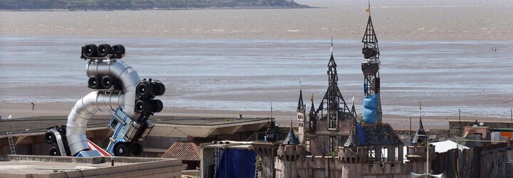 Světoznámý umělec Banksy oficiálně představil svůj protest vůči Disney, zábavný park Dismaland