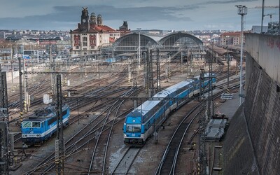 Na hlavním nádraží v Praze se v neděli zastavil provoz vlaků, hasiči také vyráželi k požáru.