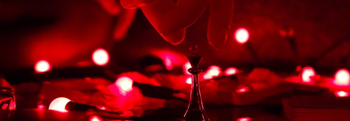 Vyzkoušeli jsme erotické hry pro páry: některé nesou jen nádech vzrušení, s jinými přejdeš od šťavnaté předehry až po samotný akt
