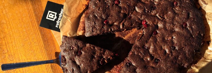 REFRESHER recept: Brownies s červeným rybízem, které vás zaručeně dostanou do kolen