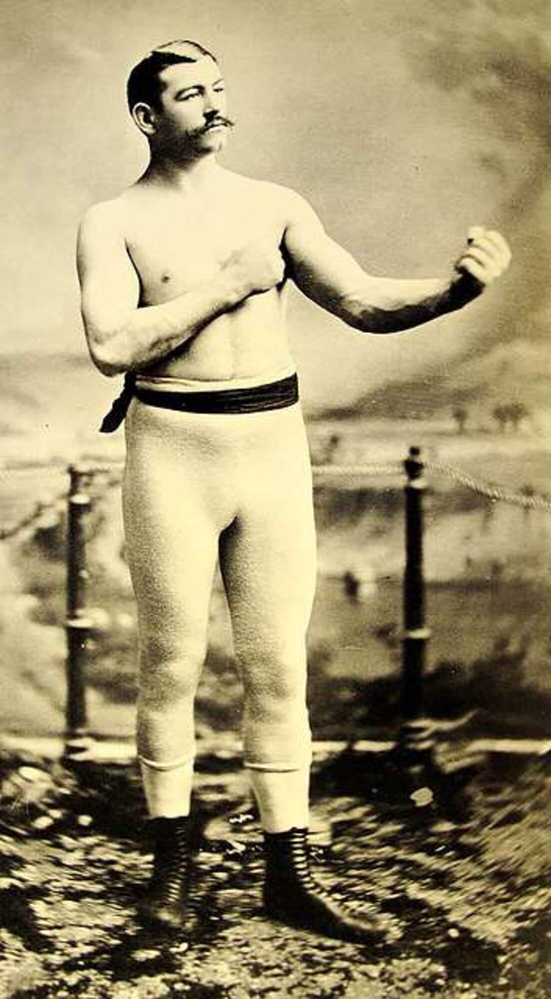 John L. Sullivan, první šampion v těžké váze v boxu s rukavicemi a poslední šampion v boxu bez rukavic.