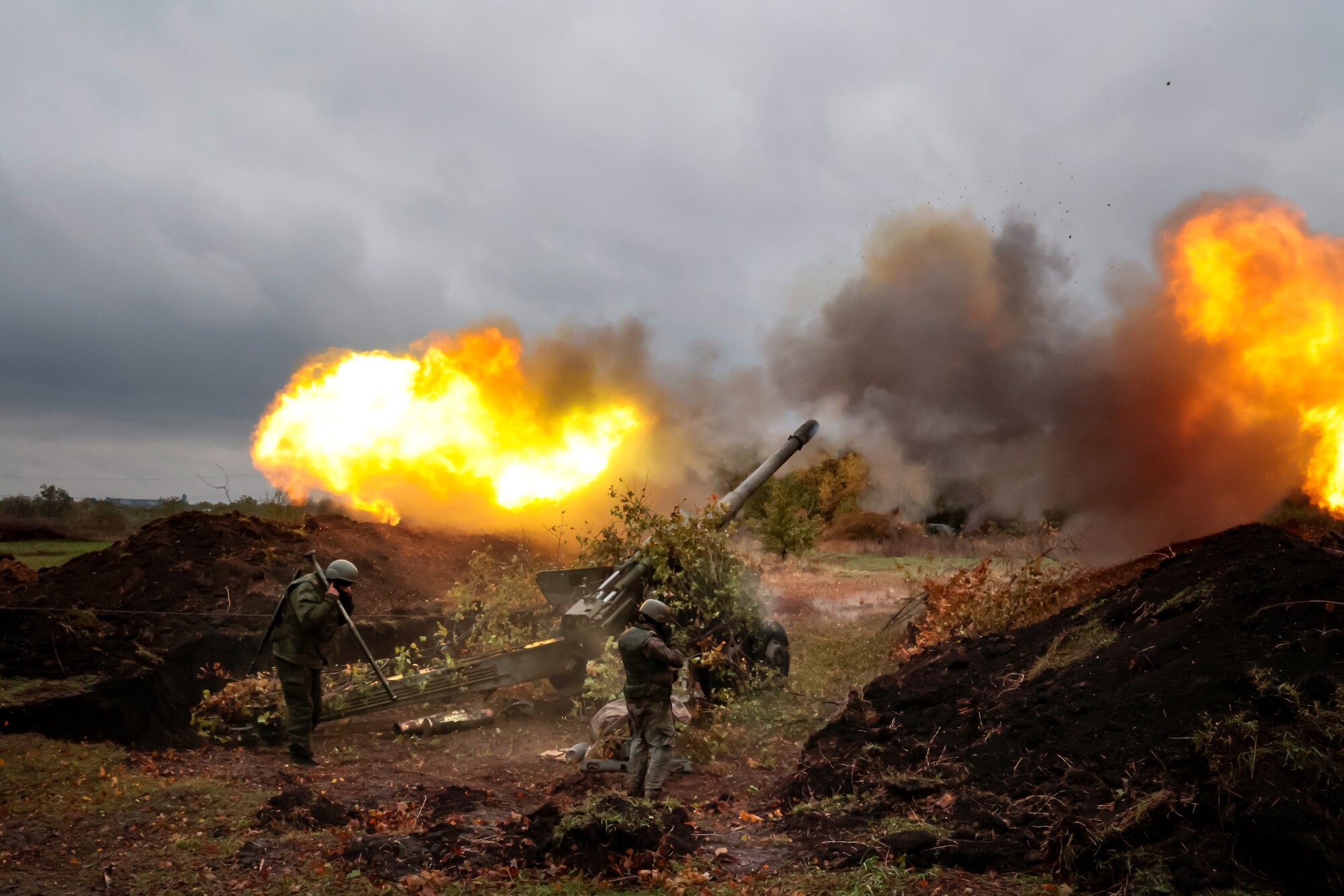 Vojaci strieľajú zo samohybných húfnic 2S5 Giatsint kalibru 152 mm na ukrajinské jednotky na neznámom mieste v samozvanej Doneckej ľudovej republike na východe Ukrajiny. (11. október 2022)