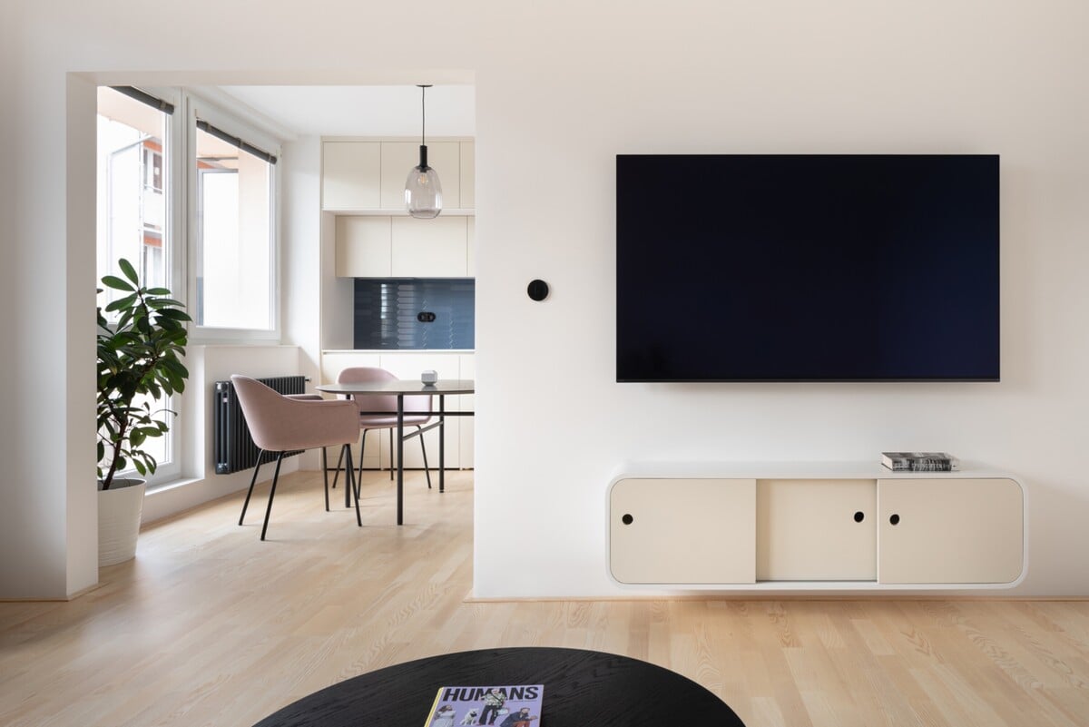 Pozri sa, ako architekti premenili 48 štvorcových metrov na cool bývanie.