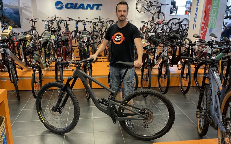Peter Nemčič už 20 rokov predáva bicykle. Pre REFRESHER porozprával, či sa Slováci počas koronakrízy vrhli na bicyklovanie výraznejšie, ako po iné roky. Spýtali sme sa ho aj to, koľko peňazí by si si mal pripraviť na solídny bicykel a na čo nezabudnúť, aby ti tvoj stroj vydržal čo najdlhšie. Možno budeš prekvapený, koľko pozornosti potrebuje. 