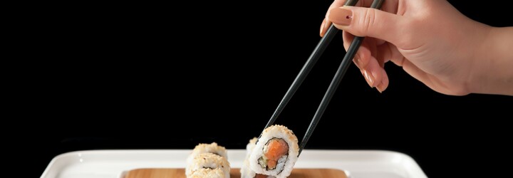 Japonští vědci vynalezli chytré hůlky, které mají dělat jídlo „slanější“. Fungují na principu elektrické stimulace