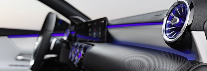 Mercedes vyráža prvými fotografiami A-čka dych. Futuristický interiér sa úplne lúči s analógovými budíkmi