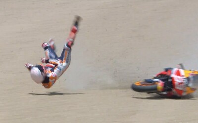 Marc Marquez skončil v hrôzostrašných kotrmelcoch, zranenie ho pravdepodobne vyradí z niekoľkých nasledujúcich pretekov MotoGP.