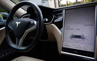 Autopilot v autách Tesla bude opäť dokonalejší. Po najbližšej aktualizácii už dokáže zastaviť aj na červenej alebo na stopkách.