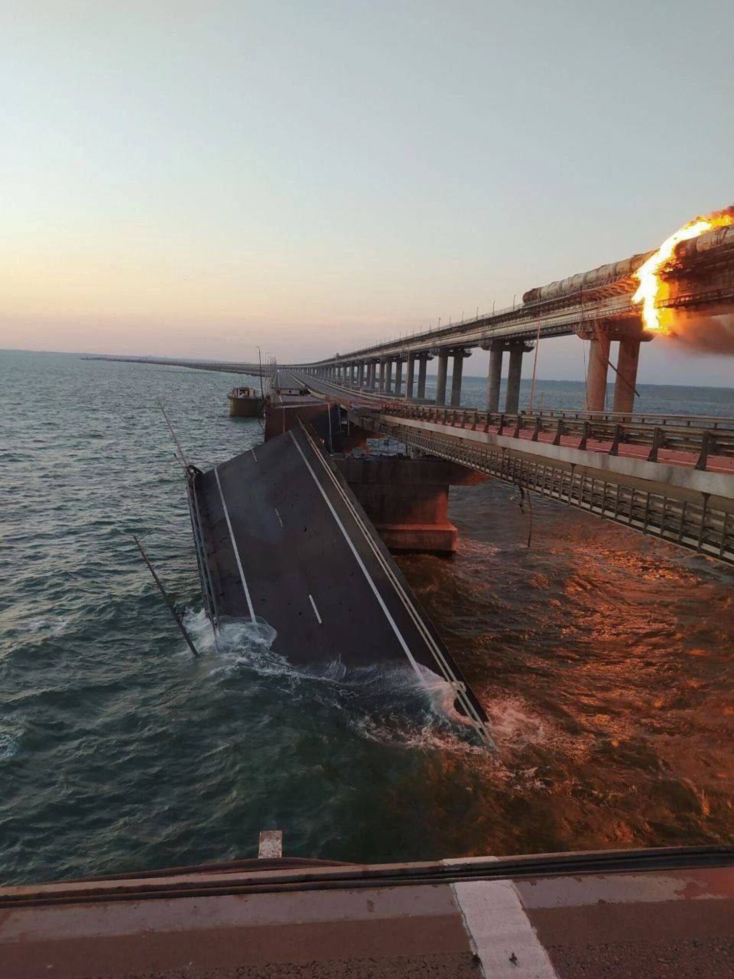 Poškodený most vedúci z ruskej pevniny na okupovaný ukrajinský polostrov Krym v Kerčskom zálive. (8. október 2022)