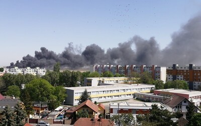 Hasičom sa podarilo zlikvidovať požiar v bratislavskej Vrakuni, na mieste muselo zasahovať viac ako 80 hasičov.